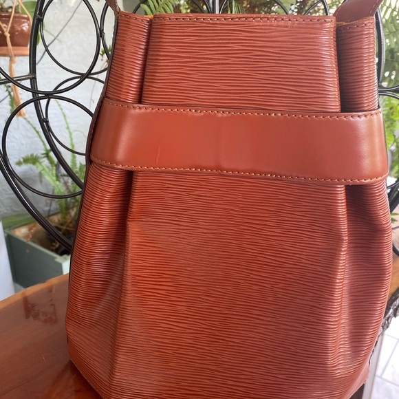 Louis Vuitton Kenyan Fawn EPI Leather Sac D’Epaule PM Bag - Picture 3 of 16